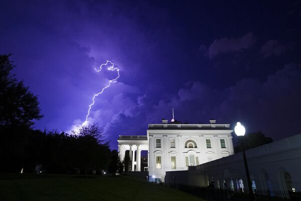 Вспышка молнии освещает грозовые тучи за Белым домом в Вашингтоне. - Sputnik Таджикистан