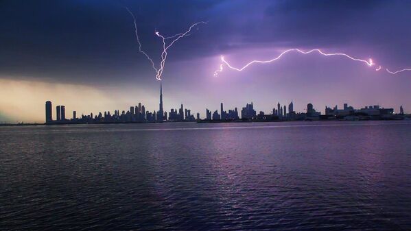 Момент, когда молния ударила по вершине башни Бурдж-Халифа в Дубае. - Sputnik Таджикистан
