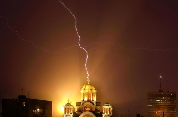 Захватывающий кадр летящей молнии по куполу церкви Святого Марка в Белграде. - Sputnik Таджикистан