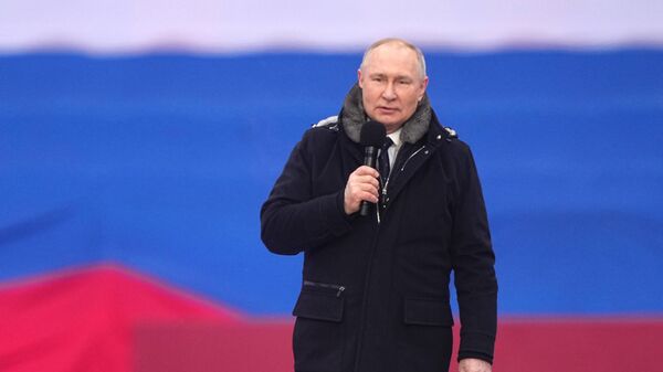 Президент РФ В. Путин посетил митинг-концерт Слава защитникам Отечества! - Sputnik Тоҷикистон