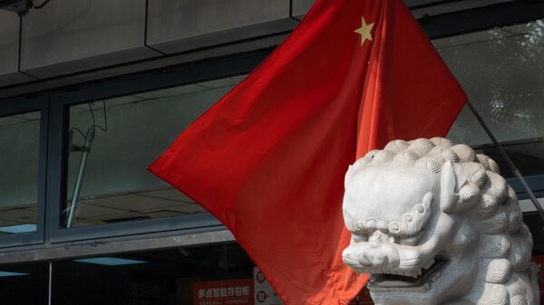 Китайский флаг на одной из улиц Пекина - Sputnik Тоҷикистон