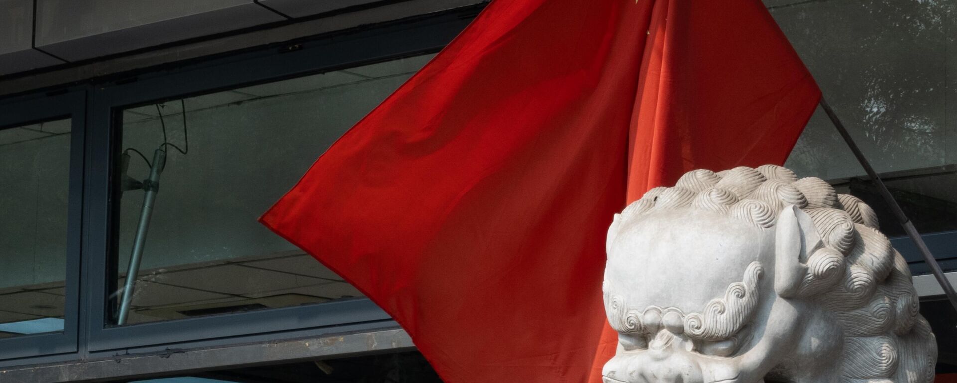 Китайский флаг на одной из улиц Пекина - Sputnik Тоҷикистон, 1920, 24.02.2023