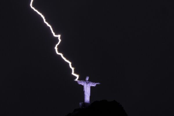Молния ударила в статую Христа-Искупителя на горе Корковадо в Рио-де-Жанейро. - Sputnik Таджикистан