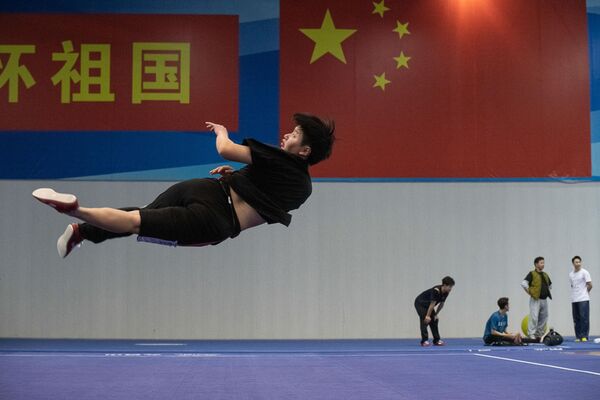 Студенты занимаются боевыми искусствами в спортивной школе китайской провинции Цзянсу. - Sputnik Таджикистан