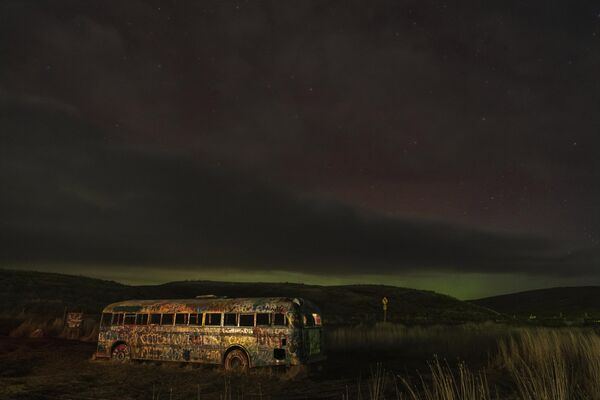 Автобус движется на фоне мистического природного явления в американском штате.  - Sputnik Таджикистан