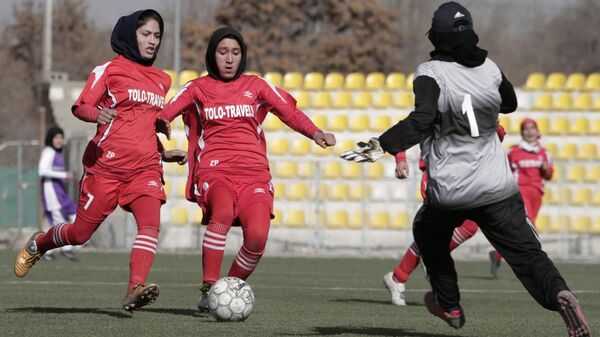 Афганские девушки играют в футбол. Архивное фото - Sputnik Таджикистан