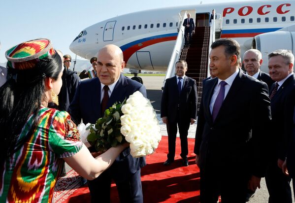 У трапа самолета его в торжественной обстановке встретил премьер-министр Таджикистана Кохир Расулзода. - Sputnik Таджикистан