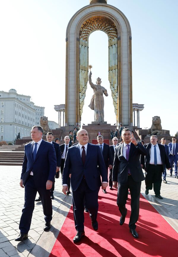 Вместе с российским премьером прибыла большая делегация, в том числе и заместитель председателя правительства РФ Марат Хуснуллин (слева). - Sputnik Таджикистан