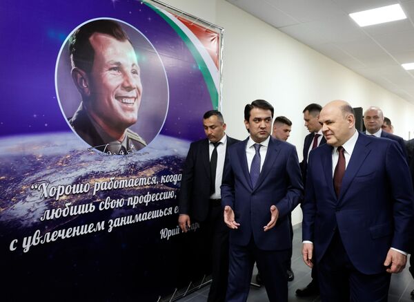 Российско-таджикская делегация отправилась в новую среднюю общеобразовательную школу имени Юрия Гагарина. - Sputnik Таджикистан