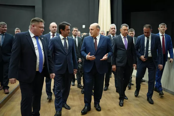 Раиси шаҳри Душанбе ҳамроҳ бо сарвазири Русия аз мактаби русӣ боздид карданд - Sputnik Тоҷикистон