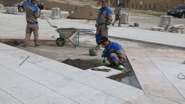 Строители во время ремонта и реконструкции Худжандской крепости - Sputnik Таджикистан