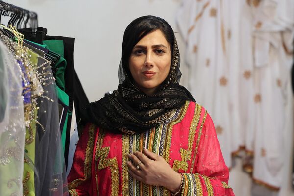 Представительницы прекрасного пола любят длинные шарфы, закрывающие плечи. - Sputnik Таджикистан
