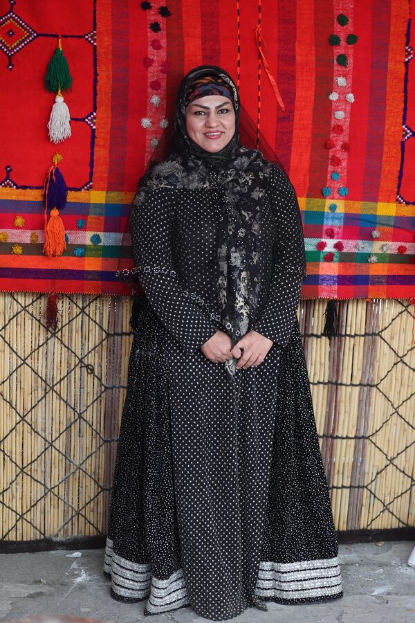 Женщины часто носят многослойные красочные юбки в сочетании с такими же жакетами. - Sputnik Таджикистан