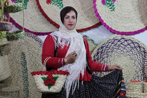 Женщина в традиционной одежде иранской провинции Гилян. - Sputnik Таджикистан