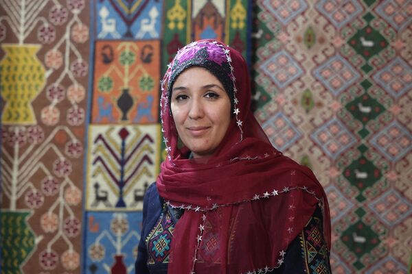 Женщина в традиционной одежде иранских провинций Кохгилуйе и Бойер-Ахмад. - Sputnik Таджикистан