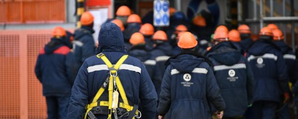 Рабочие на строительной площадке  - Sputnik Таджикистан