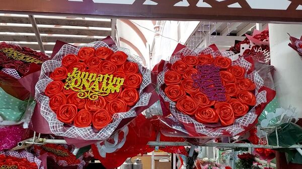 Цветы, подарки и стихи: как поздравят милых женщин в Таджикистане 
 - Sputnik Таджикистан