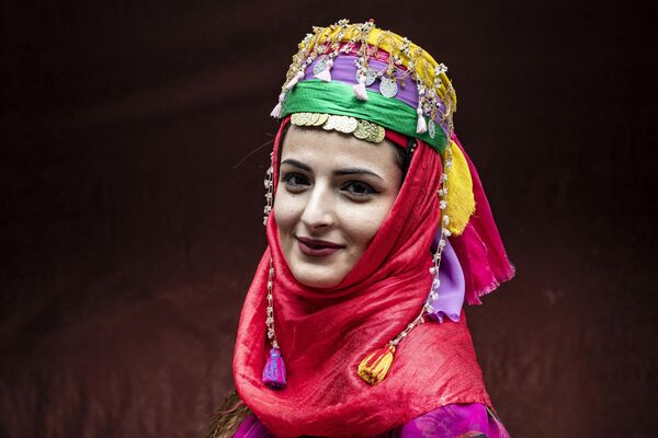 Сирийская красавица в традиционном курдском наряде во время ежегодной церемонии празднования Дня курдской одежды. - Sputnik Таджикистан
