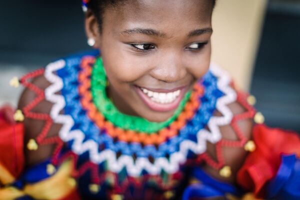Африканка - еще одна яркая представительница прекрасного пола в необычном одеянии.  - Sputnik Таджикистан