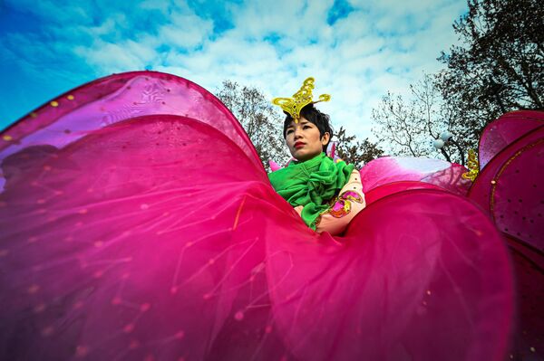 Китаянка в необычном образе во время праздничного парада. - Sputnik Таджикистан