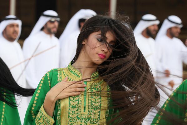 Танец девушки из ОАЭ во время фестиваля верблюдов. - Sputnik Таджикистан