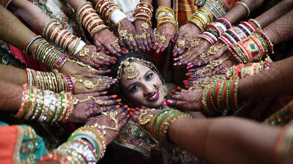 Индийская невеста на массовой свадьбе в Сурате, Индия - Sputnik Таджикистан