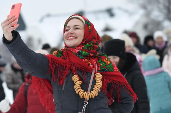 Красавица в знаменитом русском платке и с баранками на празднике в Суздале. - Sputnik Таджикистан