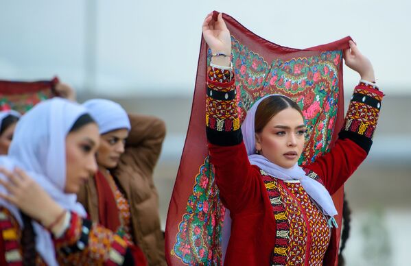 Еще красота из центральноазиатского региона - туркменские девушки в национальных костюмах на празднике в Ашхабаде.  - Sputnik Таджикистан