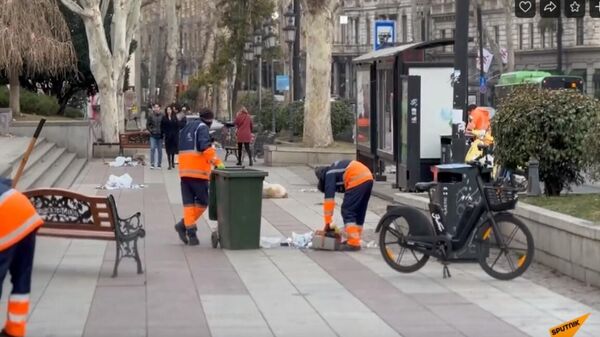 Горы мусора: в Тбилиси убирают улицы после ночных беспорядков ― видео - Sputnik Тоҷикистон