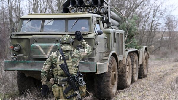 Военнослужащие артиллерийского расчета РСЗО Ураган вооруженных сил РФ работают по позициям ВСУ в южном секторе СВО - Sputnik Таджикистан