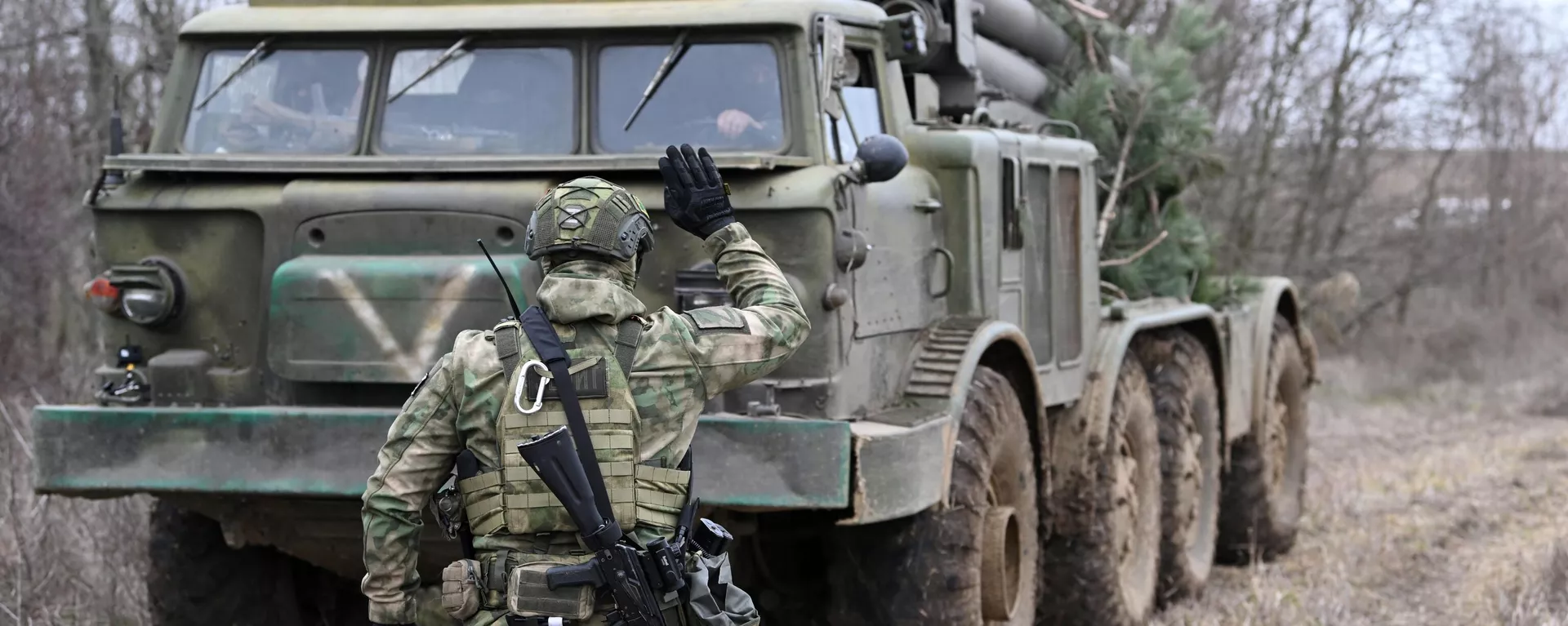 Военнослужащие артиллерийского расчета РСЗО Ураган вооруженных сил РФ работают по позициям ВСУ в южном секторе СВО - Sputnik Тоҷикистон, 1920, 20.04.2023