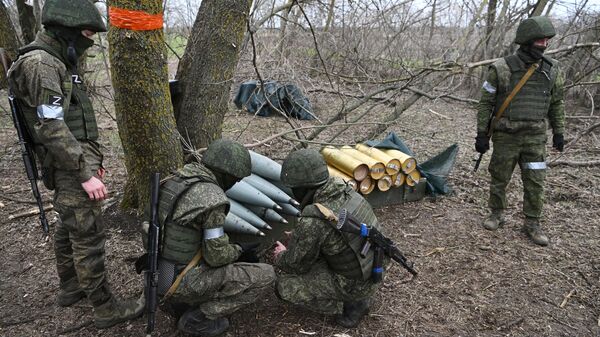 Артиллеристы вооруженных сил РФ подготавливают снаряды для гаубицы Мста-Б в южном секторе СВО - Sputnik Таджикистан
