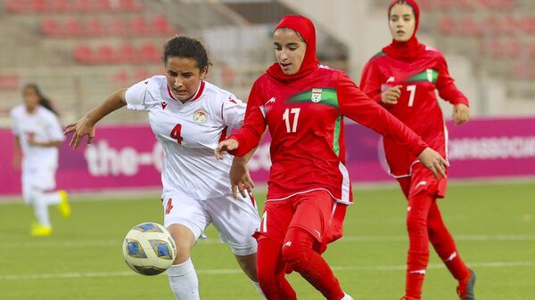 Игра между женскими молодежными сборными по футболу Таджикистана и Ирана - Sputnik Тоҷикистон