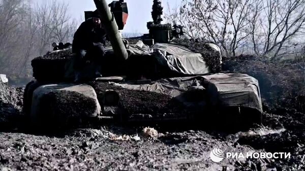 Танк Т-90М Прорыв поразил наблюдательный пункт ВСУ по разведданным - Sputnik Таджикистан