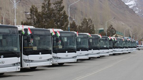 Мақомот ба шаҳри Кӯлоб ва шаҳру ноҳияҳои ВМКБ 26 автобус фиристод  - Sputnik Таджикистан