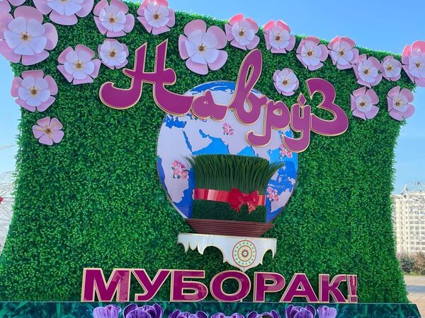По всему Душанбе замелькали яркие плакаты и красочное оформление к празднику. - Sputnik Таджикистан