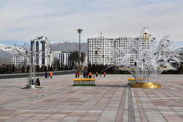 Площадь Истиклол готова к празднику Навруз. - Sputnik Таджикистан