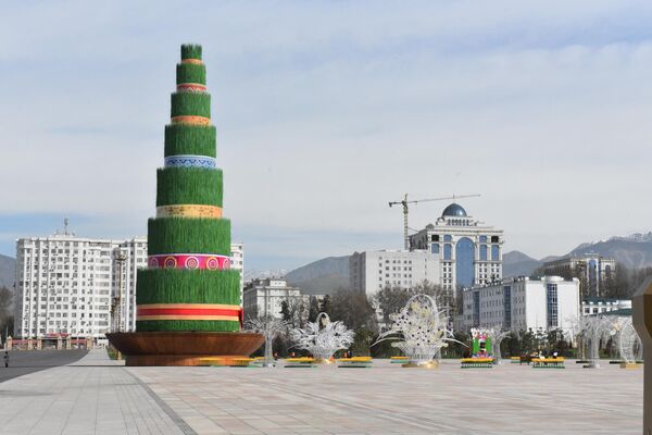 Центр столицы украшает гигантский суманак. - Sputnik Таджикистан