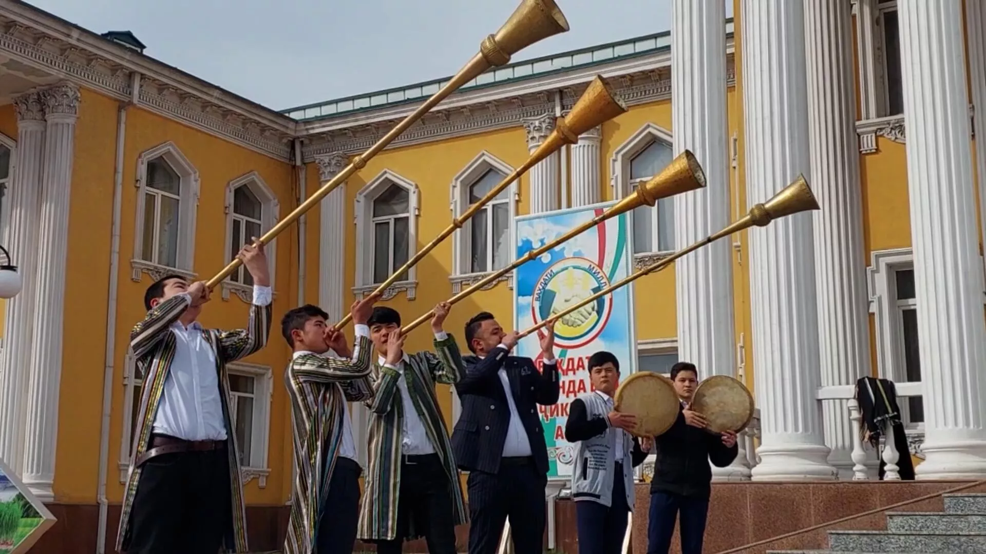 Оши палав, рақсу суруд:чӣ гуна муҳоҷорони афғонӣ Наврӯзро пешвоз гирифтанд