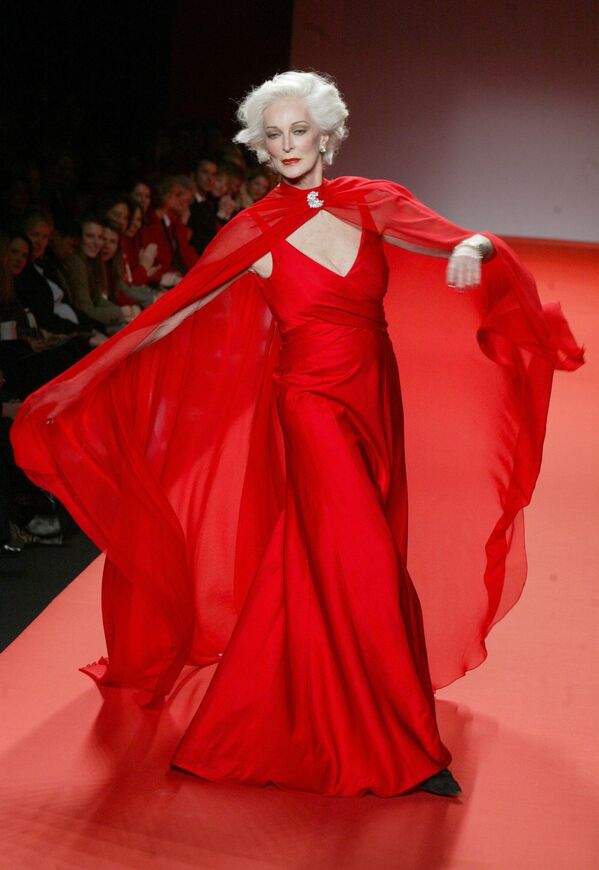 Кармен Дель&#x27;Орефиче демонстрирует платье от Carmen Marc Valvo на показе коллекции Red Dress Collection 2005 в Нью-Йорке. - Sputnik Таджикистан