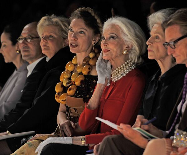 Кармен Делл&#x27;Орефиче наблюдает за показом коллекции Chado Ralph Rucci Spring 2013 во время Недели моды в Нью-Йорке. - Sputnik Таджикистан