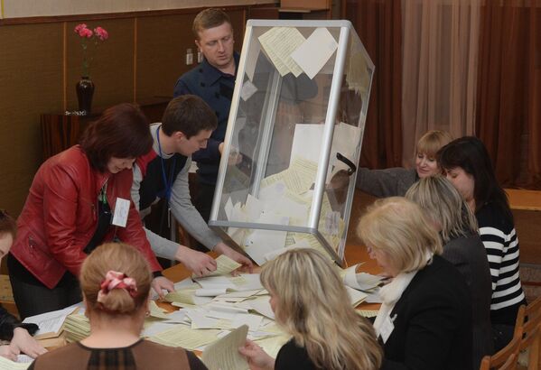 Сотрудники одного из избирательных участков в Симферополе подсчитывают народные голоса. - Sputnik Таджикистан