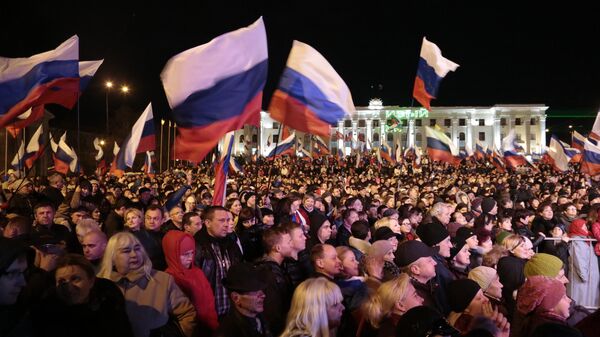 Праздничный концерт в центре Симферополя в честь референдума о статусе Крыма, 2014 год - Sputnik Таджикистан