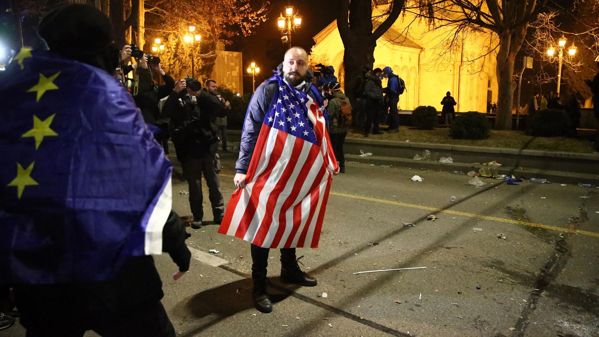 Мужчина с флагом США на протестах в Тбилиси 9 марта 2023 года. - Sputnik Таджикистан, 1920, 18.03.2023