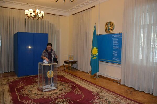 Избирательный участок в Посольстве Казахстана в Душанбе будет работать до 20:00 по местному времени. - Sputnik Таджикистан