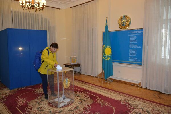 Граждане Казахстана активно приходят в пункт голосования, чтобы высказать гражданскую позицию. - Sputnik Таджикистан