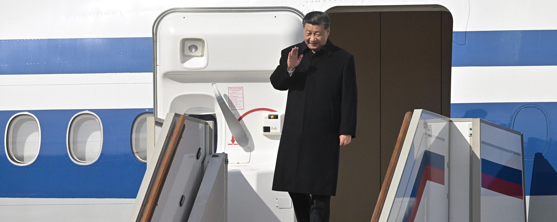 Председатель КНР Си Цзиньпин, прибывший в Москву с государственным визитом, во время церемонии встречи в аэропорту - Sputnik Тоҷикистон, 1920, 20.03.2023