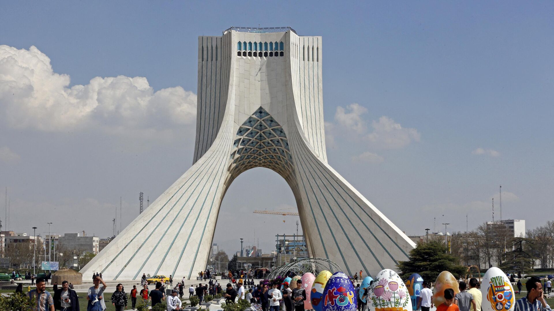 Люди собираются вокруг разноцветных яиц на площади Азади в Тегеране во время празднования Навруза, Иран 20 марта 2023 года - Sputnik Тоҷикистон, 1920, 04.07.2023