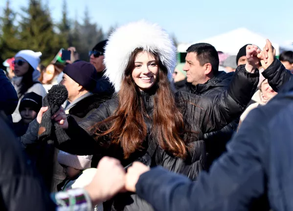 Духтаре дар ҷашни Наврӯз дар Қазон рақс мекунад. Наврӯз аз рӯи тақвими офтобии астрономӣ дар миёни мардуми тоҷику эрониву турк ҷашни фарорасии баҳор аст. Духтаре дар ҷашни Наврӯз дар Қазон рақс мекунад. Наврӯз аз рӯи тақвими офтобии астрономӣ дар миёни мардуми тоҷику эрониву турк ҷашни фарорасии баҳор аст. - Sputnik Тоҷикистон
