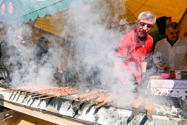 А вот, к примеру, в Азербайджане жарят шашлыки. - Sputnik Таджикистан